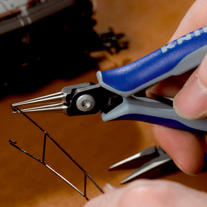 คีมอิเล็กทรอนิกส์ความแม่นยำสูง Knipex ขนาดปากคีม 1/8 นิ้ว ปลายเรียบ เกรดอุตสาหกรรม ผลิตจากเหล็กโครเมียมวาเนเดียม - Product Image 1