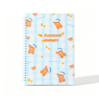 Carnet à spirale souple A5 147mm*212mm 80GSM 70 feuilles lignées Motif Gingham Bear Journey Couverture PP 4 designs 168 pièces/carton Vente en gros