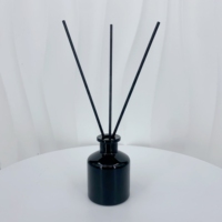 Bouteille diffuseur d'huiles essentielles en verre rond avec pulvérisateur à pompe et bouchon en aluminium sérigraphié