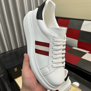 รองเท้าผ้าใบหนังสีขาวทรงเตี้ยพื้นหนา Alexander Unisex รุ่น Mc แถบสีแดงตัดกับสีดำที่ส้นรองเท้าแบบควีน - Product Image 1