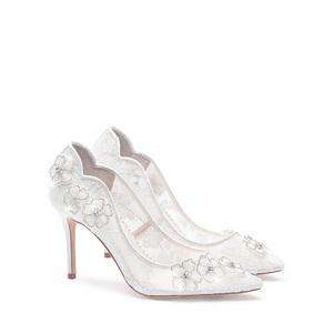 Pumps in microfibra con tacchi alti <span class=keywords><strong>bianchi</strong></span> personalizzati 2024 estate con tacchi a <span class=keywords><strong>spillo</strong></span> con decorazione floreale <span class=keywords><strong>e</strong></span> stile punta punta - Product Image 1
