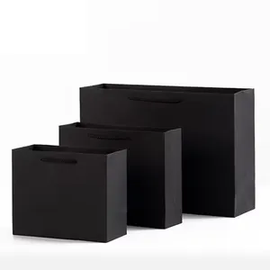 حقائب من الورق المقوى الأسود القابلة لإعادة التدوير والحفاظ على البيئة بطباعة فلكسو ذات الخصم العالي 22*10*18 سم للتسوق