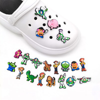 Nouvel Arrivage En Gros Breloques de Chaussures en PVC Souple Motif Dessin Animé Toy Story Buzz Woody Strawberry Bear Accessoires de Décoration Personnalisables DIY