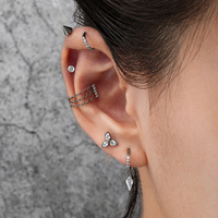 Anting-anting titanium CZ bentuk tetesan air mata 3 kelopak bunga, tren pernikahan dan tunangan, untuk tragus, tulang rawan, helix, dan labret.