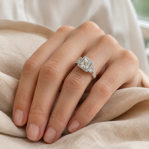 Anello di Lusso con Gemma Quadrata per Donne, Elegante Gioiello da Dito alla Moda - Product Image 2