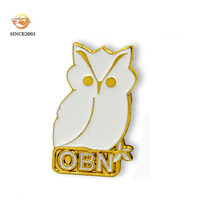 Badges personnalisés en métal avec logo de marque, lettres émaillées souples, épingles décoratives en métal en gros pour vêtements