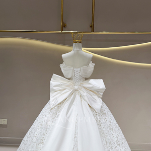 Robe de mariée JFH121 moderne et élégante, coupe princesse, avec appliques florales en cristal et broderies en dentelle, longueur ras du sol, traîne chapelle - Product Image 6