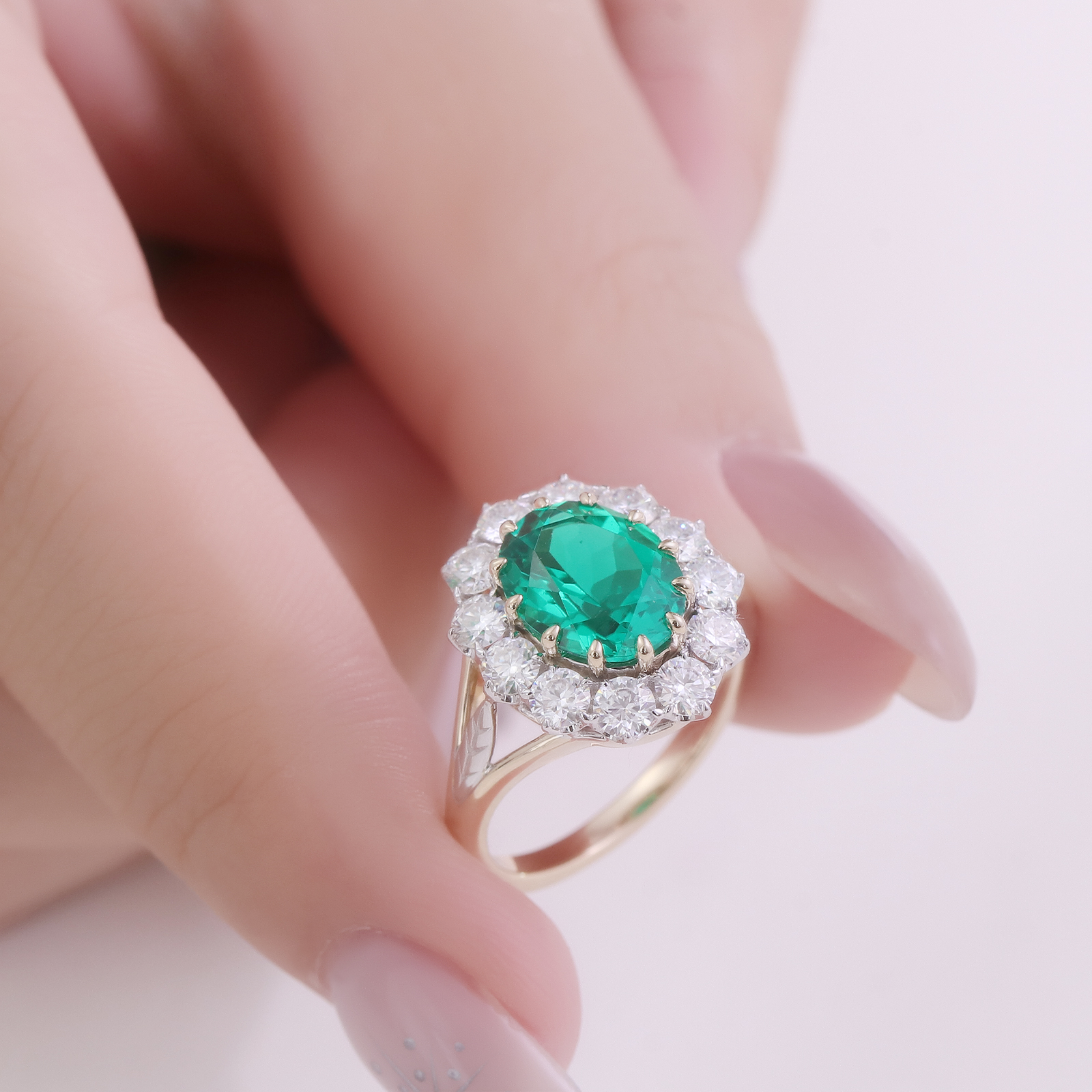 แหวนอัญมณีสังเคราะห์ทองคำ 18K สีเหลือง