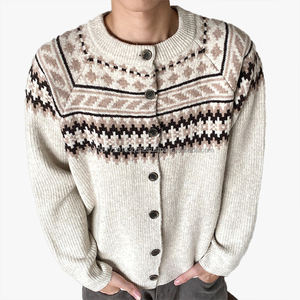 Cárdigan de punto personalizable con logo para hombre, estilo CleanFit Old Money, suéter de invierno con toque sofisticado y estilo relajado. - Product Image 1