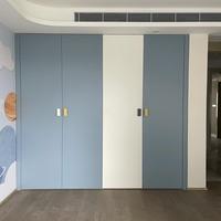 Armoire pour enfants sur mesure de style nordique minimaliste, couleur claire, finition douce, pour chambre à coucher partagée pour deux enfants