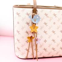 Charme de sac à main en cuir double faces inspiré de fleur d'oiseau personnalisé et accessoires de sac porte-clés de haute qualité