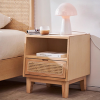 Lit plateforme Queen en rotin naturel et bois massif, style minimaliste, avec tête de lit, pied de lit et tables de chevet, montage facile, qualité commerciale