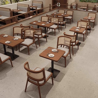 Ensemble de banquettes et de tables de restaurant de qualité commerciale en bois, cuir et rotin pour hôtel, café ou projet hôtelier