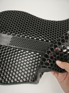 Tapis de selle sur mesure en gel de silicone antidérapant en peau de mouton, prévient les maux de dos chez les chevaux, noir, en polypropylène (PP) - Product Image 1