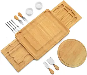 奶酪板、带双滑出抽屉的竹制熟食店板、带4把刀和2个碗的奶酪拼盘
