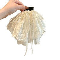 Pince à cheveux de luxe légère faite à la main, avec nœud en dentelle brodée en tissu de haute qualité, plaque en cristal et pince requin pour queue de cheval