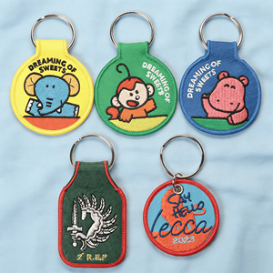 Porte-clés brodés les plus vendus, personnalisés, en gros, à prix abordable, fournis directement par l'usine, avec logo anime, en tissu, en chenille - Product Image 2
