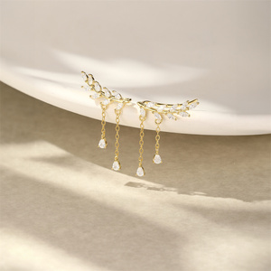 Boucles d'oreilles asymétriques pendantes en argent sterling 925 plaqué or avec pampilles, feuilles d'olivier et zircons cubiques marquise, style grimpant - Product Image 2