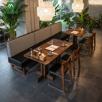 Ensemble de tables et chaises de restaurant commercial moderne personnalisable, avec plateau en pierre frittée, structure en bois et métal, et banquette de café