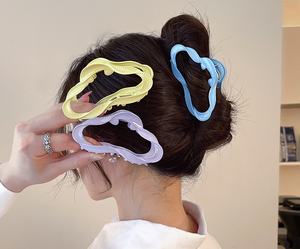 Pinza para el pelo de nube de colores al por mayor, a la moda, hueca, con diseño de tiburón, accesorio antideslizante para el cabello para mujeres y niñas - Product Image 2