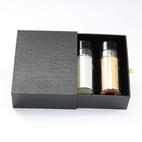 Boîte cadeau rectangulaire noire avec logo personnalisé, texture crocodile, tirette dorée, emballage cosmétique haut de gamme