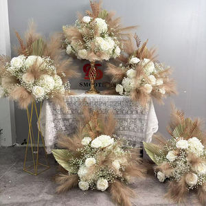Composizione Floreale Sferica da 35cm con Rose Bianche e <span class=keywords><strong>Pampas</strong></span> per <span class=keywords><strong>Centrotavola</strong></span> Matrimoniale ed Eventi - Product Image 4