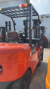 Chariot élévateur d'occasion Heli 50 de marque chinoise, 5 tonnes, modèle 2023, mât à 3 sections, vérin central et déplaceur latéral, moteur puissant, hauteur de levage 4,5 mètres - Product Image 2