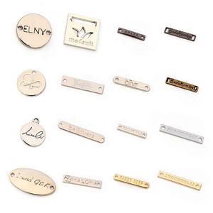 Etiquetas de placa de oro rosa <span class=keywords><strong>con</strong></span> nombre de marca personalizado grabado, agujeros, etiqueta de Metal para ropa - Product Image 1