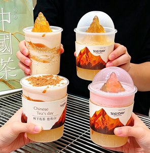 แก้วกาแฟและชาแบบใช้แล้วทิ้ง PP ขนาด 500 มล. 700 มล. แบบผนังเดียว พร้อมฝาปิด พิมพ์โลโก้ตามสั่งด้วยเทคนิคซิลค์สกรีน ดีไซน์ทรงตรง - Product Image 1