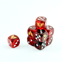 Dés en résine de polypropylène acrylique rouge à coins arrondis de 16 mm, logo doré personnalisé, cube à six faces, vente en gros pour jeux de société en vrac