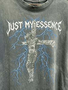 Camiseta Gótica Oversize para Hombre, Manga Corta, Cuello Redondo, Algodón Jersey, Estampado Frontal con Logo, Estilo Desgastado - Product Image 3