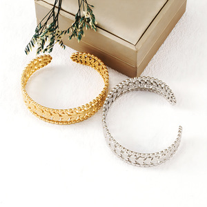 Bracelet manchette en acier titane ajouré à feuilles gaufrées pour femme, électroplaqué, bijoux de mode pour le bureau et la carrière, vente en gros pour fabricants - Product Image 1