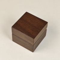 Boîte à bijoux en bois plaqué foncé avec doublure en microfibre, logo personnalisé, boîte de rangement carrée de luxe pour bagues, idéale pour mariage, fiançailles, demande en mariage, cadeau