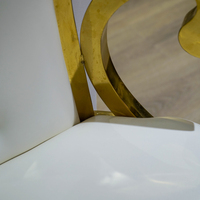 Chaise de salle à manger de luxe en acier inoxydable doré, dossier capitonné festonné, accoudoirs, revêtement en PU blanc, pour mariage, banquet, hôtel, salon, portable et durable