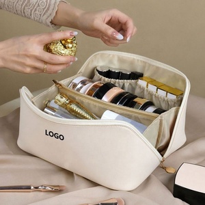 Bolsa de Maquillaje de Cuero PU Impermeable para Viaje, con Logotipo y Diseño Personalizados, Gran Capacidad, Cierre de Cremallera, MOQ 50 Piezas - Product Image 1