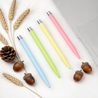 Stylo bille torsadé en métal fin multicolore, personnalisable avec logo gravé, idéal pour étudiants et publicité