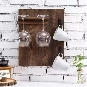 Estante de pared de madera maciza para copas de vino con ganchos para tazas para almacenamiento en la cocina - Product Image 1