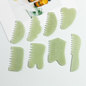 Venta al por mayor Xiuyan Jade peine Natural Gua Sha cuero cabelludo masaje peine cabeza meridiano herramienta de raspado Facial para relajarse - Product Image 1