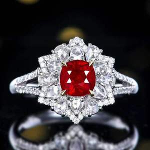 Bague en or 18 carats massif SGARIT, sertie d'un rubis naturel non chauffé de 1,2 ct couleur sang de pigeon et de 82 diamants d'un total de 0,707 ct, bijou de luxe. - Product Image 1