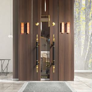 مقبض باب فندقي فاخر بتصميم عمودي وملمس أبيض، مقبض باب نادي بتصميم راقٍ ومتناسق الألوان، مصنوع من الفولاذ المقاوم للصدأ - Product Image 2