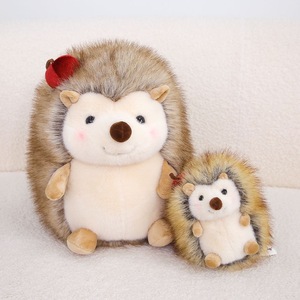 Peluche hérisson super douce et adorable avec <span class=keywords><strong>pomme</strong></span> <span class=keywords><strong>rouge</strong></span> sur <span class=keywords><strong>la</strong></span> tête et visage souriant, jouet en peluche doux pour <span class=keywords><strong>la</strong></span> peau pour enfants et adultes - Product Image 2