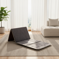 Meistverkaufter Modischer Islamischer Muslimischer Quadratischer Polyester-Gebetsteppich Reise-Faltbare Meditationsmatte mit Rückenlehne und Tasche