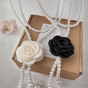 Collar de cadena para mujer con flor de camelia de tela vintage, perlas de imitación y cuentas de aleación, diseño de rosa linda - Product Image 3