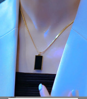 Collier à deux niveaux avec petites perles carrées dorées et chaîne serpent rectangulaire noire