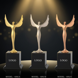 Trophée féminin en métal avec base en bois noir Modèle 600 Plaqué or, argent, cuivre Durable Récompense promotionnelle - Product Image 1