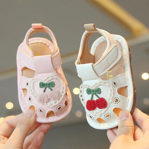 Vente en gros <span class=keywords><strong>de</strong></span> sandales grinçantes couvertes d'orteils d'été pour enfants chaussures <span class=keywords><strong>de</strong></span> bébé en caoutchouc souple pour les premiers <span class=keywords><strong>pas</strong></span> pour filles - Product Image 3