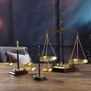 Bilancia Vintage Retrò Artigianale in Lega <span class=keywords><strong>di</strong></span> Zinco, Simbolo <span class=keywords><strong>di</strong></span> <span class=keywords><strong>Giustizia</strong></span> e Equità, Ornamento per Laurea, Matrimonio, Compleanno, per Vetrine - Product Image 3