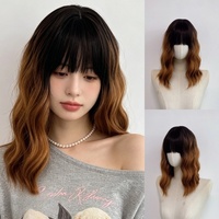 Perruque complète pour femme, style naturel, franges effilées, boucles soyeuses mates couleur rose, franges mi-longues, couches d'air, fabriquée à la machine