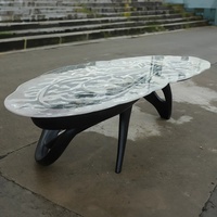 Table à manger longue en résine sculpturale moderne, plateau transparent à texture fluide et pieds courbés