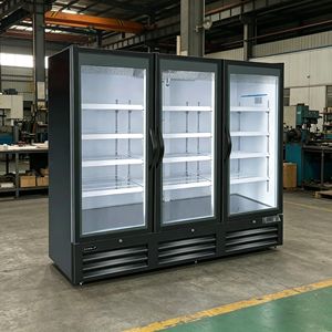 Réfrigérateur de présentation de boissons à trois portes, à température unique, avec écran intégral, étagères réglables et serrure de porte - Product Image 1